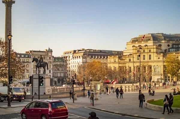 トラファルガー広場 ロンドン イングランド 11月18 2018 トラファルガー広場 早朝の時間にネルソン列の景色と周りの観光客や他の建物と — ストック写真