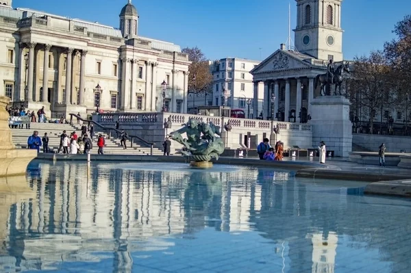 Water Fontein Andere Beeldhouwkunst Voor Kerk Trafalgar Square Londen — Stockfoto