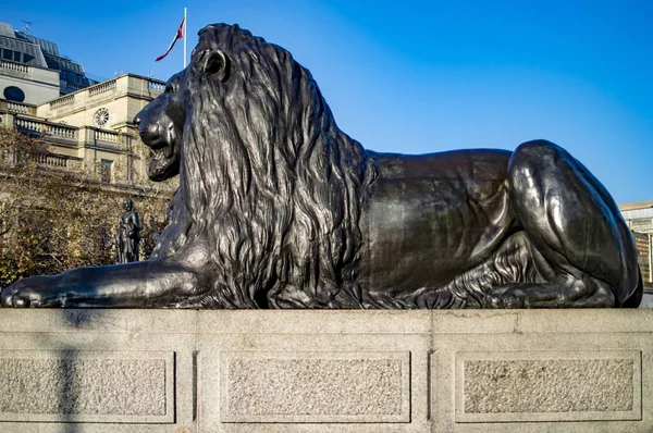 Ontspannende Leeuw Standbeeld Trafalgar Square Londen — Stockfoto