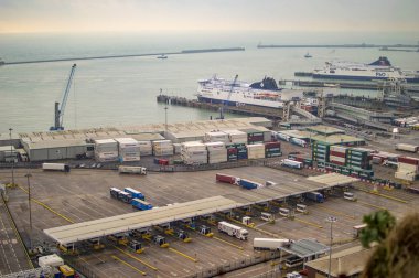 Konteynerler ve İngiltere'de dover limanında diğer araçlar ve beyaz su