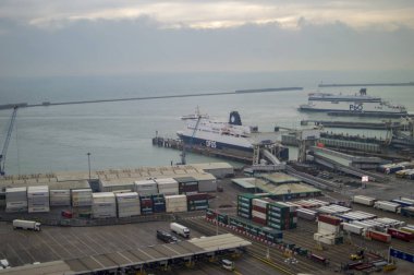 Konteynerler ve açık kamyonlar ile dover liman bir üst görünümü