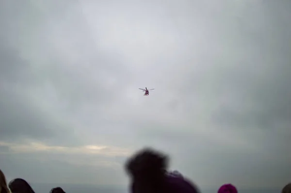 Helicóptero volando en el cielo azul sobre dover uk —  Fotos de Stock