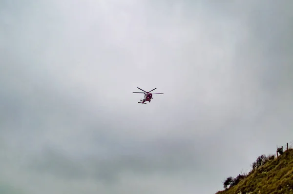 Ελικόπτερο που πετάει στον γαλάζιο ουρανό σε μια αποστολή στο Ντόβερ ΗΒ — Φωτογραφία Αρχείου