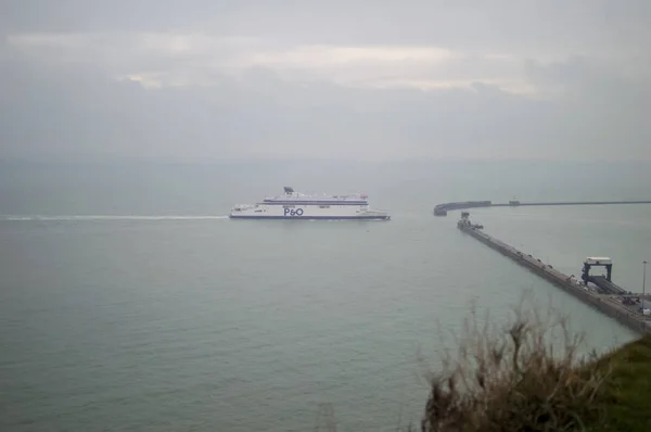 Scogliere bianche e porto di Dover lungo la costa del canale della Manica . — Foto Stock