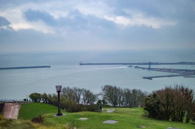 Dover Kalesi'nde ve yeşil çimde aydınlatma direği