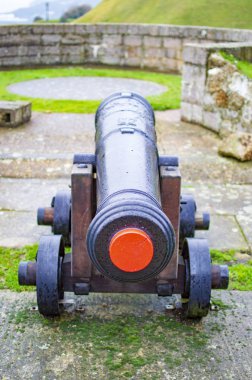 Sınır ve tekerlekler ile dover kalede Demir kanon