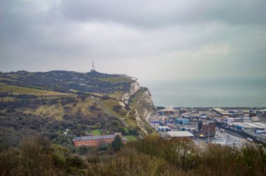 Dover beyaz kayalıklar üzerinde bulutlu gökyüzü
