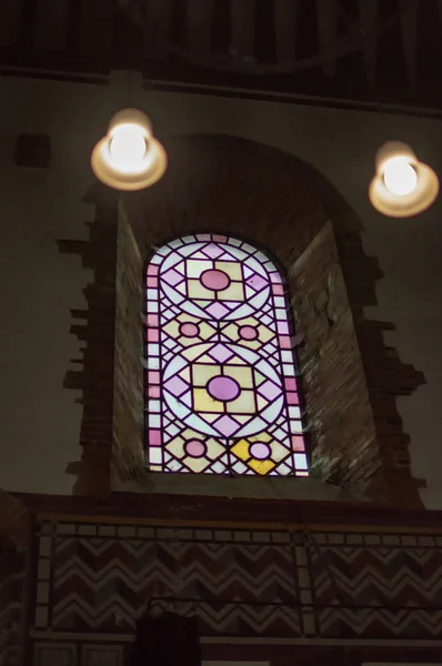 Vitraux fenêtre et lampes dans l'église au château de dover — Photo
