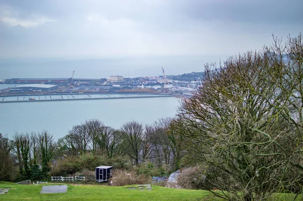 El puerto marítimo de dover por debajo y por encima son pendientes de hierba verde —  Fotos de Stock