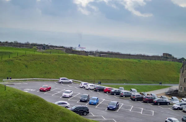 Le auto e gli altri veicoli nel parcheggio del castello dover — Foto Stock