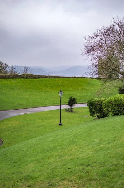 Fantastiques jardins de château de dover avec lampe et arbres — Photo