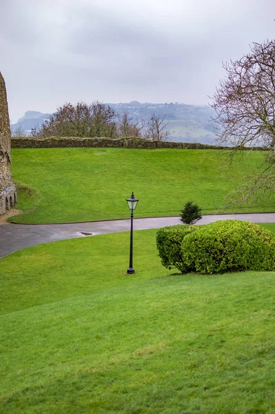 Las nubes en el cielo y el verde césped de los jardines en el castillo de dover — Foto de Stock