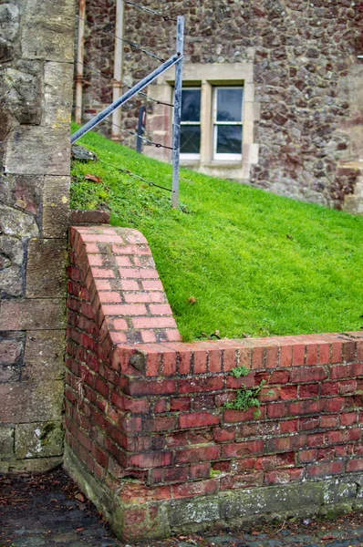 Секретна Задня сторона замку у місті в Англії — стокове фото
