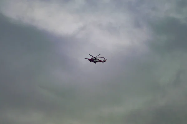 El helicóptero con alas en el cielo volando en misión —  Fotos de Stock