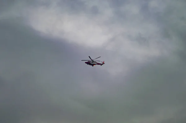 L'hélicoptère avec des passagers volant pour trouver et sauver — Photo