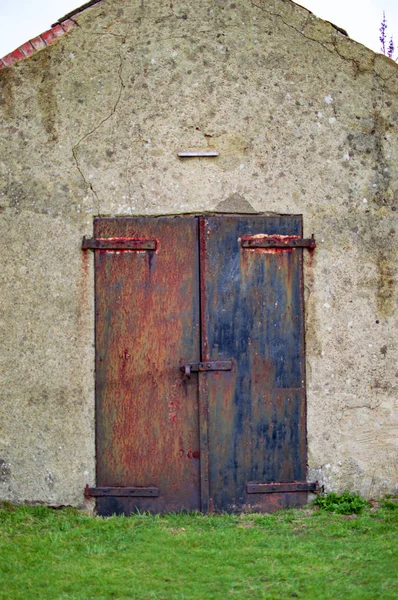 Vieilles portes en fer avec rouille et serrure sur la porte au château de dover — Photo