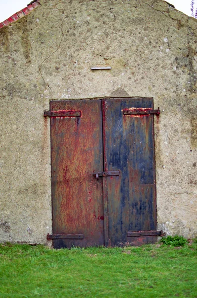 L'ancienne porte rouillée d'une chambre au château de Douvres — Photo