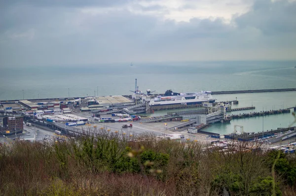 Dover kikötő tenger sok konténerek és víz — Stock Fotó