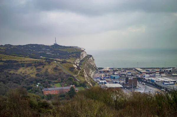 Los acantilados de tiza de dover que son de color blanco — Foto de Stock