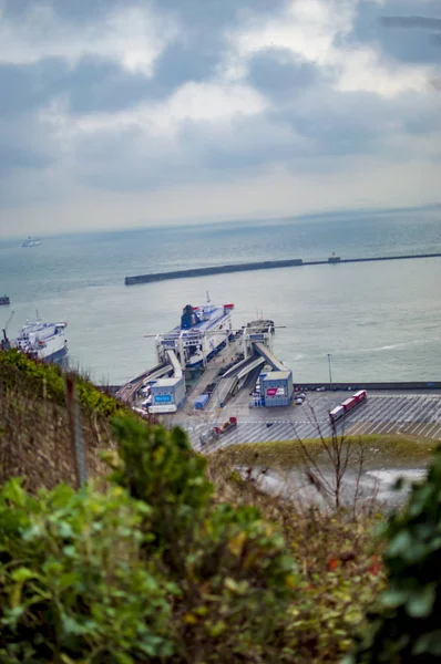 Dover port seperti yang terlihat dari tebing putih di uk kent — Stok Foto