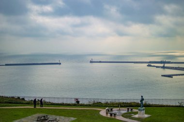 İngiltere'de dover limanının iki deniz feneri ve yeşil çim