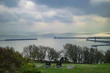 Dover limanı ve kayalıkların üzerindeki parktaki boş alan