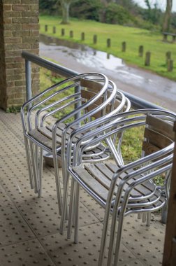 Dağın yamacında beyaz sandalyeler.