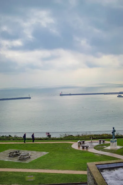 Il cielo nuvoloso e il prato del castello reale a dover — Foto Stock