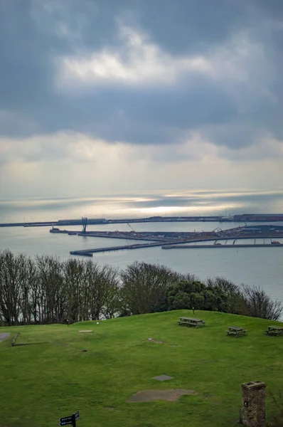 Den mörka himlen över Dover port med massor av moln — Stockfoto