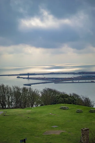 Ciemne niebo nad portem w Dover z mnóstwem chmur — Zdjęcie stockowe