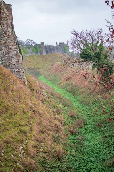 O lado sul do castelo de dover e grama verde abaixo — Fotografia de Stock