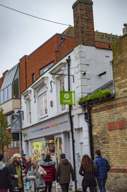 Turistler Canterbury beyaz renkli dükkanı dışında