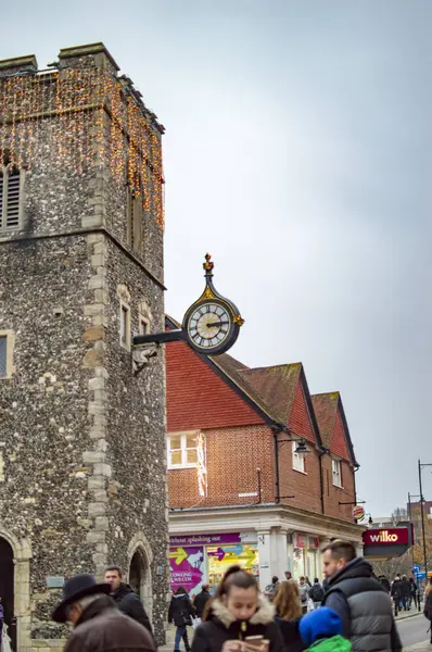 Великий годинник на стіні будівлі в Кентербері Кент — стокове фото