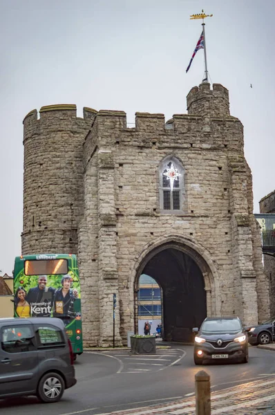 Місто воріт в Кентербері з деякими магазинами і прапором — стокове фото