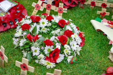 Güzel adamların anısına yere çiçekler ve çelenkler ile yuvarlak tasarım