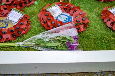 Çiçek demet ve bellek onları sunmak için diğer çelenkler