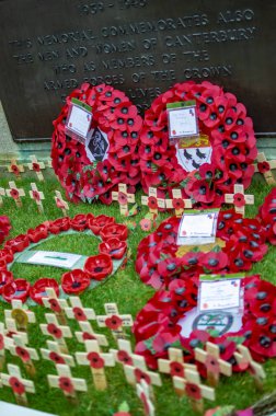 Hatırlamak için yere yuvarlak haşhaş çelenk ve çiçekler