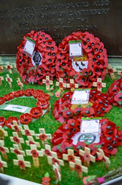 Katkıda bulunan insanların anısına sunulan çelenk