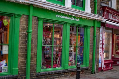 Kent ilçesinin Canterbury kasabasında bir kafe bar yeşil ve turuncu pencereler dışında.