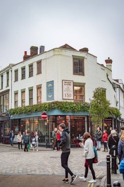 Kent County ve Canterbury City'de pazar ve kafe barlarda büyük beyaz bir bina.