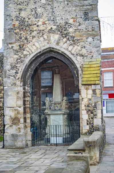 Кентербері Меморіал будівлю в місті з церквою — стокове фото