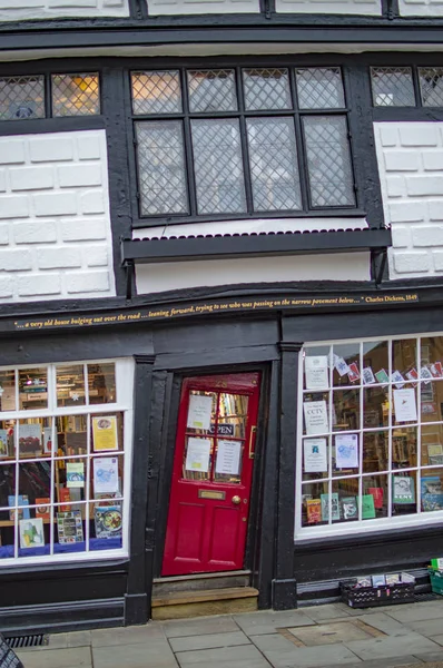 La puerta roja y las ventanas torcidas de una casa en Canterbury —  Fotos de Stock