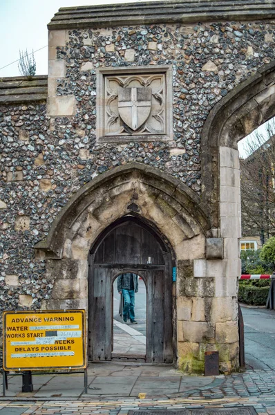 Canterbury historica poort van bakstenen en het overleefde de lange jaren. — Stockfoto