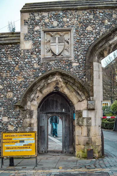 Canterbury Historica utfärda utegångsförbud för av tegelstenar och det fortlevde de långa åren. — Stockfoto