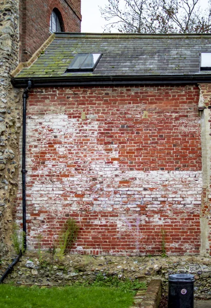 Canterbury rouge whall de briques qui est historique et est dans la ville . — Photo