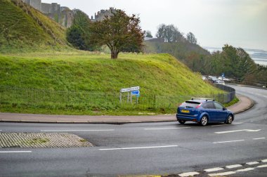 Dover rüzgarlı ve dairesel yolda çalışan mavi bir araba