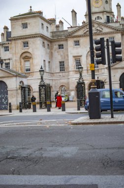 Londra'da yürüyen kırmızı üniformalı kraliyet muhafızı