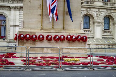Çelenk ve onur ile erkek ve kadın hatırlayarak