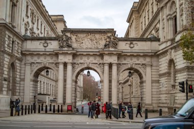Londra'da Charles caddesinde saray ve büyük kapı