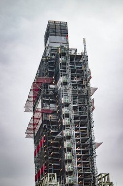 Onarım altında big ben ve yeni bina